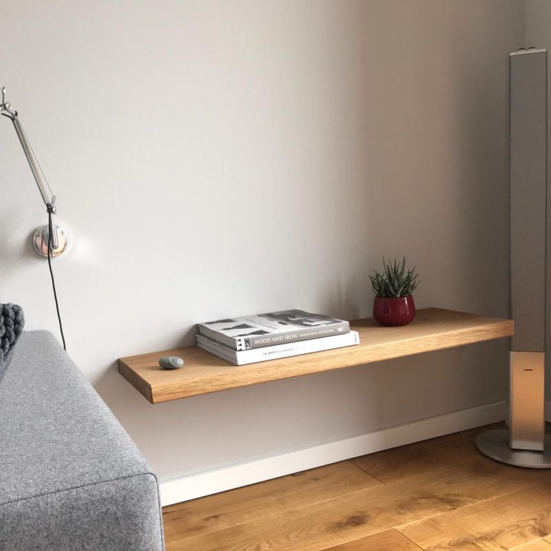 Floating wall shelf made of oak