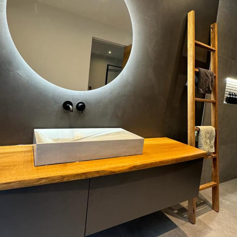 Handtuchleiter aus Massivholz Eiche im modernem Badezimmer mit Waschtisch aus Eiche