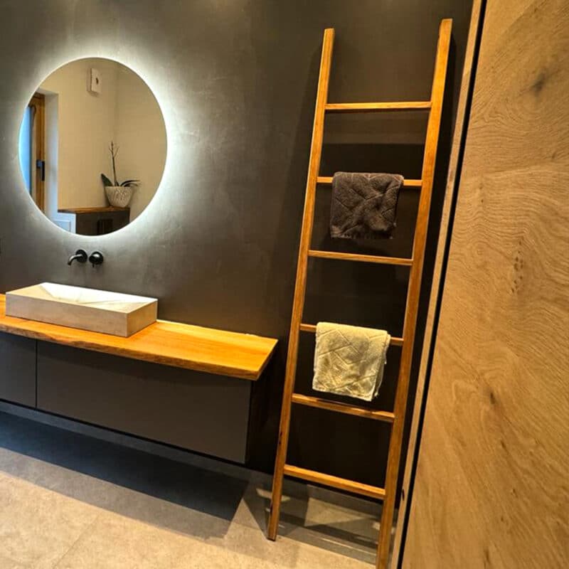 Handtuchleiter aus Massivholz Eiche im modernem Badezimmer mit Waschtisch aus Eiche