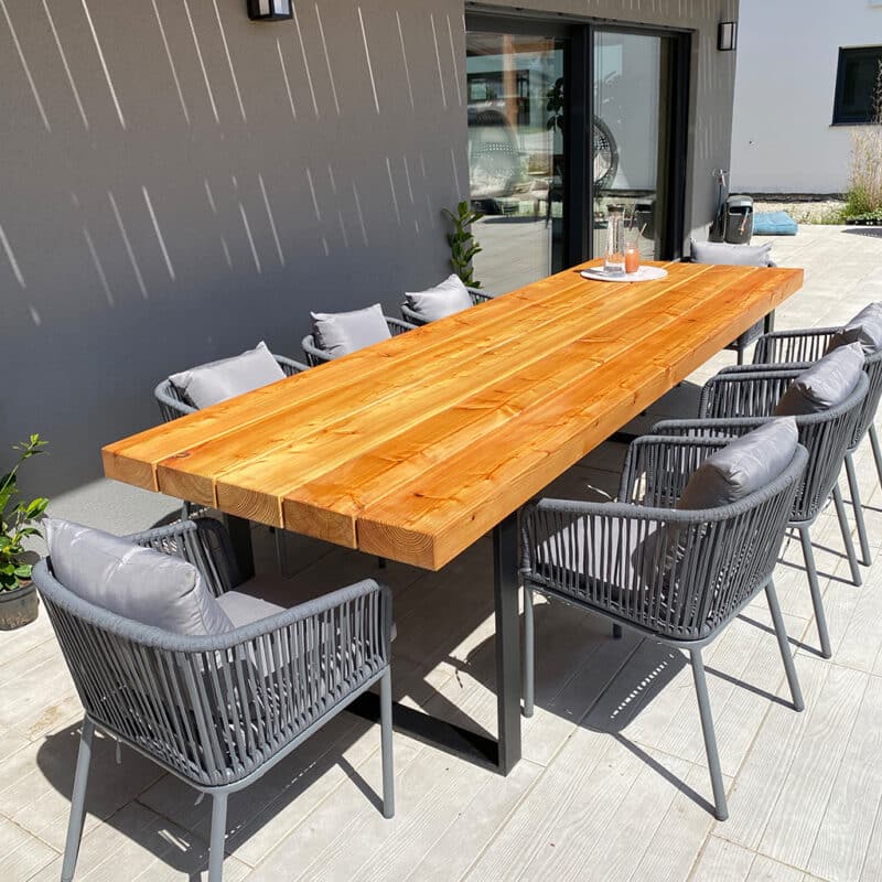 Moderner Tisch Aus Holzbalken Für Garten Und Terasse