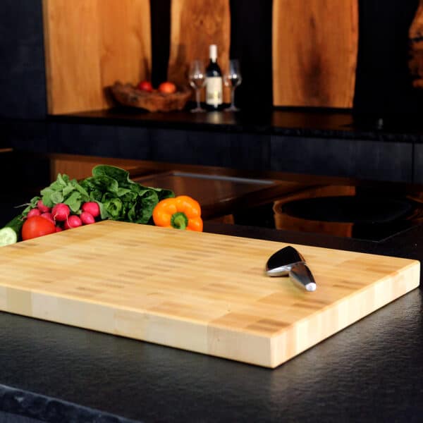 Stirnholz Schneidebrett Aus Birkenholz In Einer Modernen Küche, Hochwertiges Messer Und Gemüse