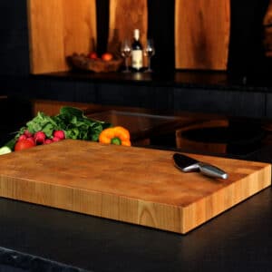 Stirnholz Schneidebrett Aus Kirschbaum In Moderner Küche, Hochwertiges Messer Und Gemüse