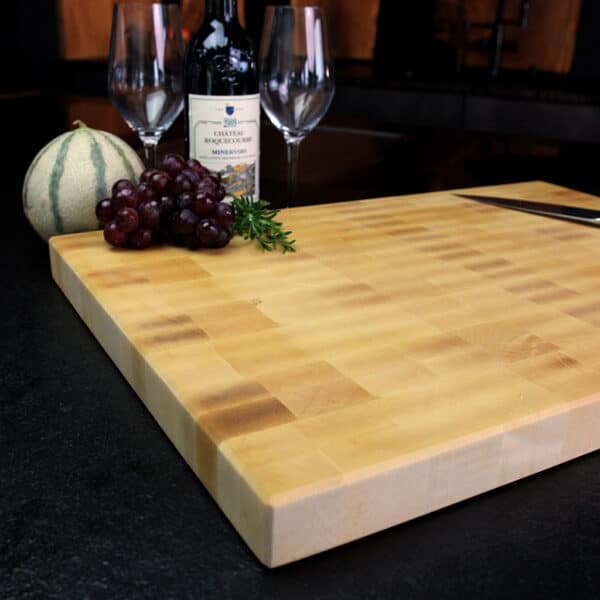 Stirnholz Schneidebrett Aus Birke In Moderner Küche, Hochwertige Messer Und Weintrauben, Und Weindekoration Im Hintergrund