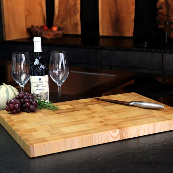 Stirnholz Schneidebrett Aus Esche In Moderner Küche, Hochwertige Messer Und Weintrauben, Und Weindekoration Im Hintergrund