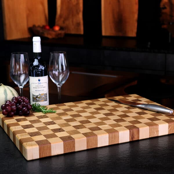 Stirnholz-Schneidebrett-Schachbrett In Moderner Küche, Hochwertige Messer Und Weintrauben, Und Weindekoration Im Hintergrund