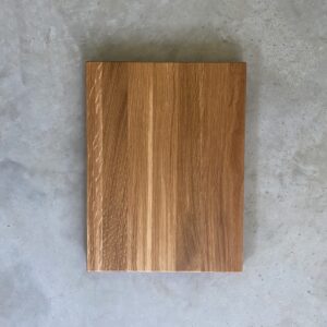 Oak 40x30x2.5cm with central recessed handle